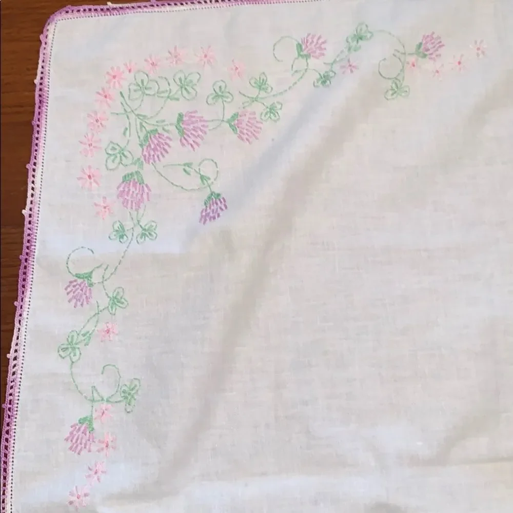 Vtg small tablecloth with floral embroidery‎